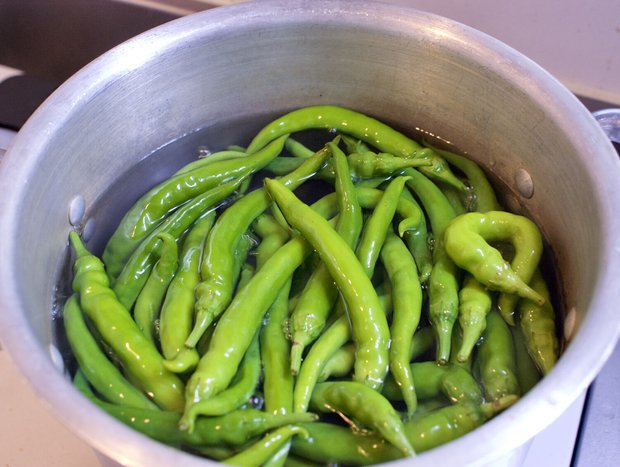 青唐辛子をさっと茹でる