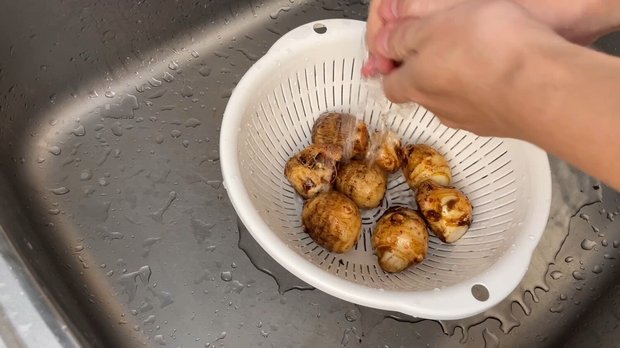 里芋をよく洗う