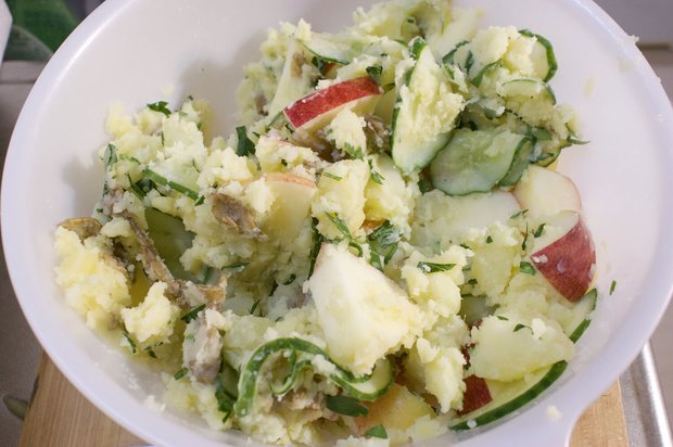 水気を切ったリンゴときゅうりを加えて完成